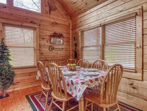 Cub Crossing, Free Attraction Tickets, Hot Tub, Pool Table, WIFI!!! thumb 3