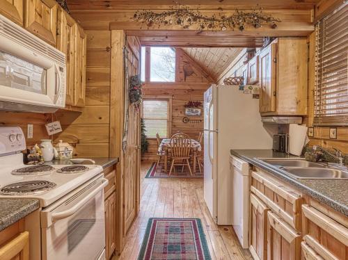 Cub Crossing, Free Attraction Tickets, Hot Tub, Pool Table, WIFI!!! thumb 4