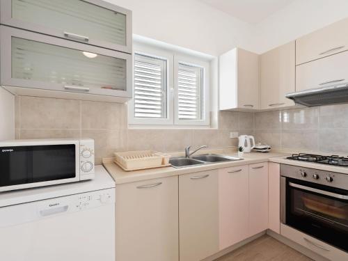 Simplistic Apartment in Neviđane with Balcony, Neviđane (photo 3)