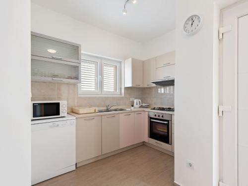 Simplistic Apartment in Neviđane with Balcony, Neviđane (photo 9)