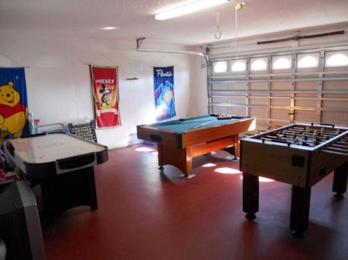 An amazing 4 bedroom house with ots own swimming pool. - image 6