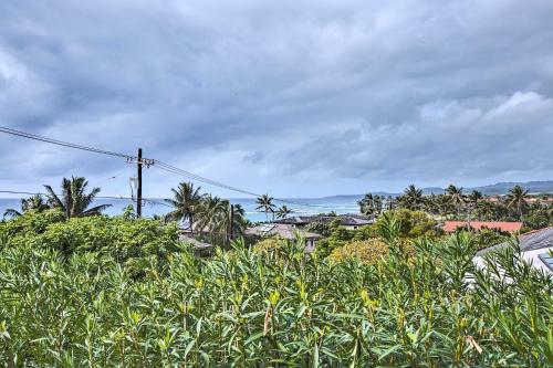 Hawaiian Getaway Less Than half Mile to Brenneckes Beach!