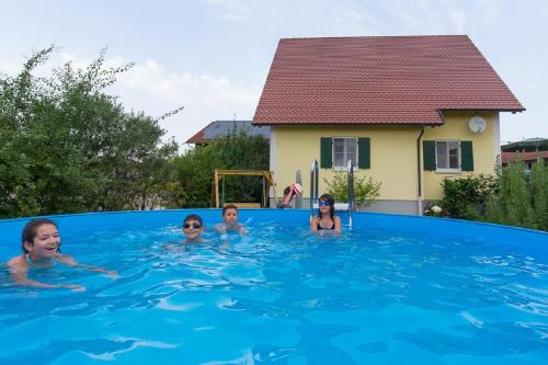 Úszómedence, Ferienhof Lecheler in Gunzburg Városközpont