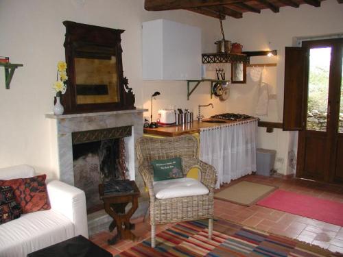 Adorable Tuscan cottage with beautiful garden just outside Lucca, sleeps 4