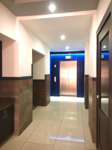 Beverly Hills: Hotel and Business in San Salvador