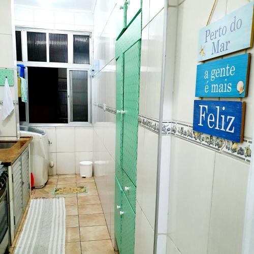 Apto c/ sacada, ao lado do Shopping, 300mt praia.