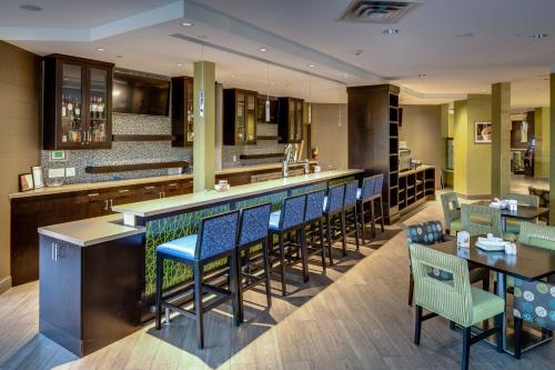 酒吧/高級酒吧, Holiday Inn Sudbury By IHG in 薩德伯里