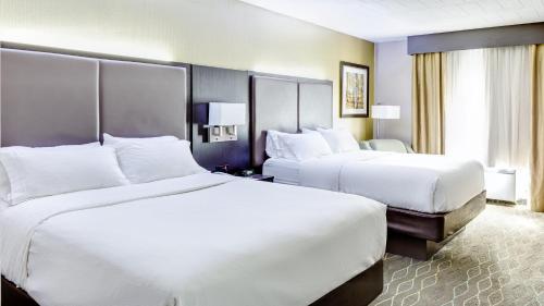 2 queen beds