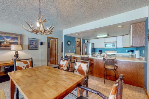 Lakefront Living - image 8