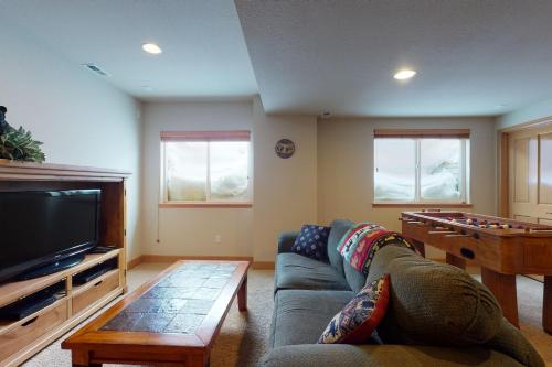 Tall Timber Getaway - image 9