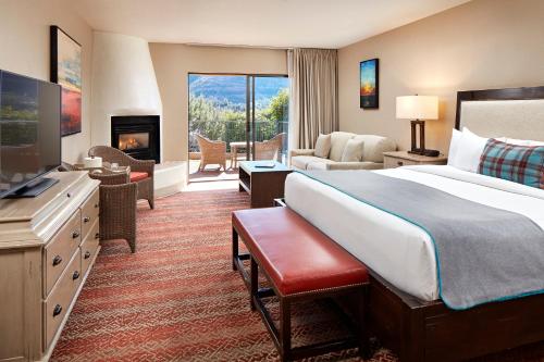 Red Rock Premium King Jr. Suite - Pet-Friendly