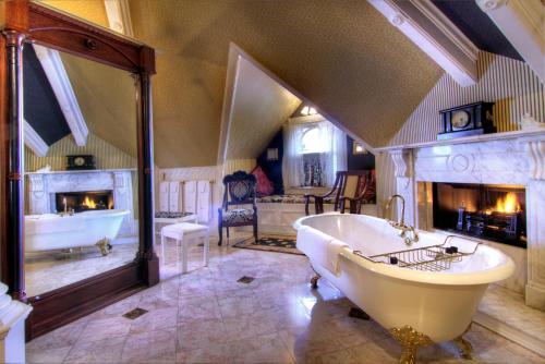 Hot tub, Gingerbread Mansion in Ferndale (CA)