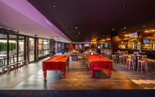 Étterem, Nightcap at Manhattan Hotel in Mitcham