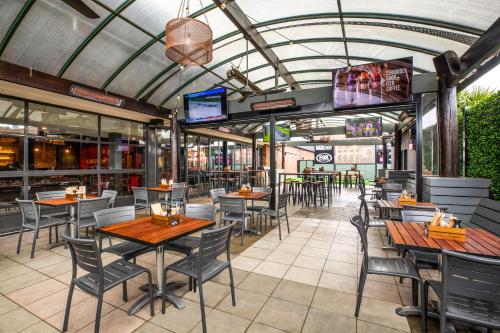 مطعم, Nightcap at Manhattan Hotel in Mitcham