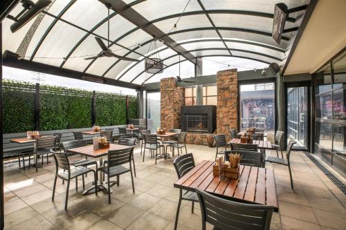 مطعم, Nightcap at Manhattan Hotel in Mitcham