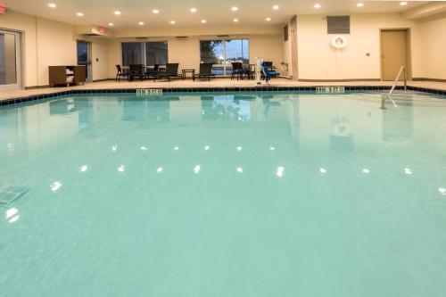 Holiday Inn Express & Suites - Commerce an IHG Hotel - image 2