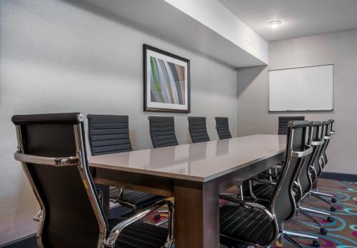 Holiday Inn Express Hotel & Suites Ames an IHG Hotel - main image