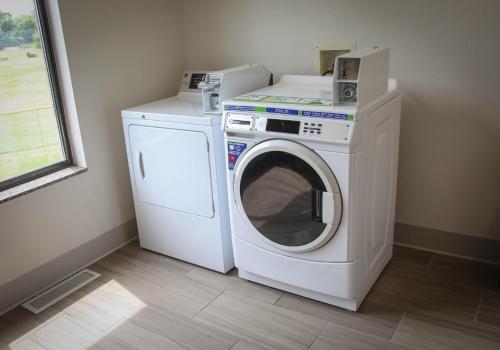 1 King Standard Mobility Accessible Tub