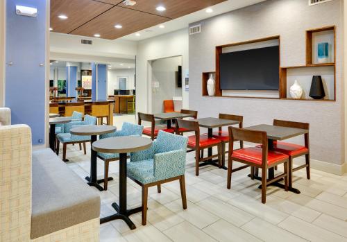 Holiday Inn Express & Suites - Farmers Branch, an IHG Hotel