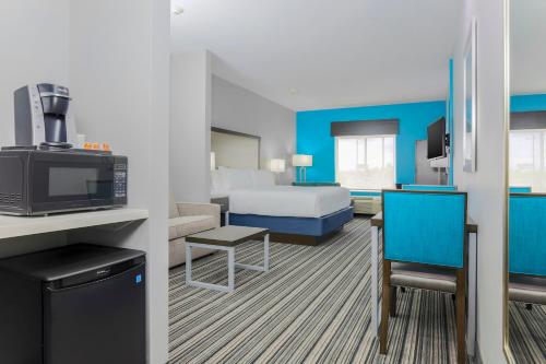 Holiday Inn Express & Suites Houston - Hobby Airport Area, an IHG Hotel - image 11