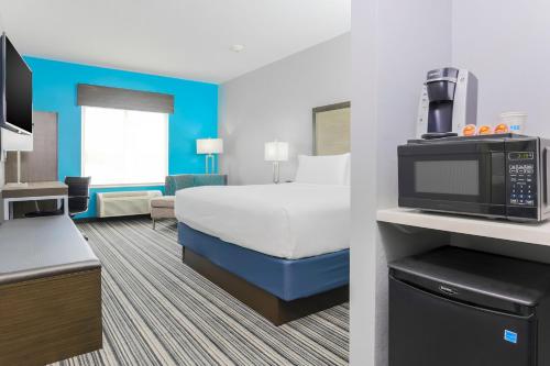 Holiday Inn Express & Suites Houston - Hobby Airport Area, an IHG Hotel - image 4