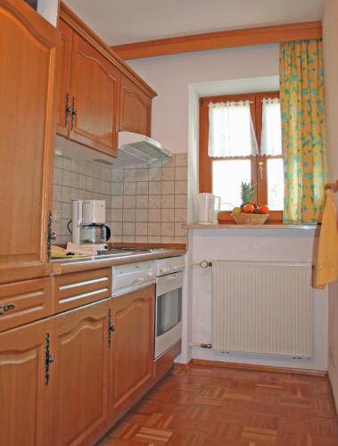 مطبخ, فيرينهاوس أم رومرفيخ (Ferienhaus am Romerweg) in Krun