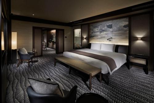 Executive Club Suite King Room with Club Lounge Access and Club Lounge Breakfast Included - Non-Smoking