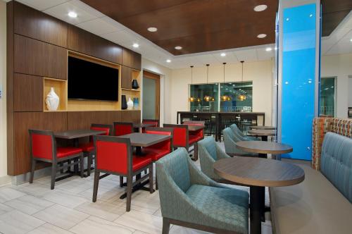 Holiday Inn Express & Suites - Lake Charles South Casino Area, an IHG Hotel