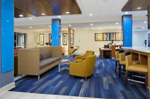 Holiday Inn Express & Suites - Lake Charles South Casino Area, an IHG Hotel