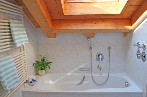 حمام, فيرينهاوس أم رومرفيخ (Ferienhaus am Romerweg) in Krun