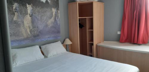 ibis Arles Ibis Arles is a popular choice amongst travelers in Arles, whether exploring or just passing through. The property offers a wide range of amenities and perks to ensure you have a great time. Service-m