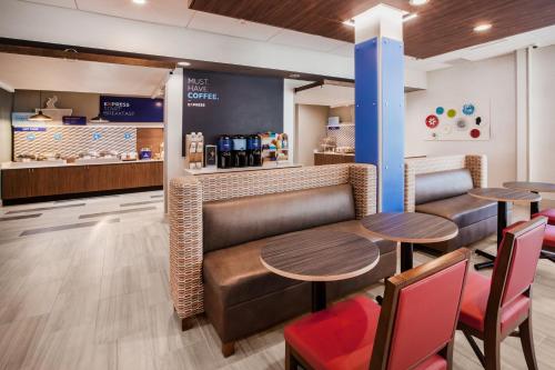 餐飲選擇, Holiday Inn Express and Suites Cedar Falls Waterloo By IHG in 錫達福爾斯