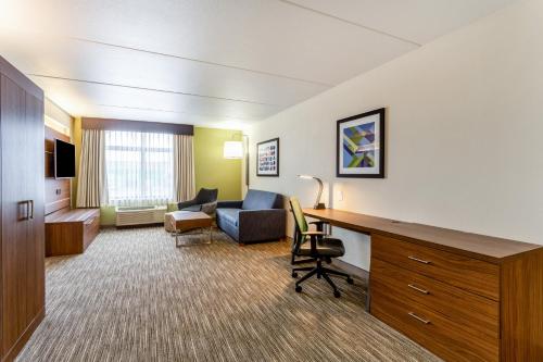 Holiday Inn Express & Suites Cedar Falls - Waterloo