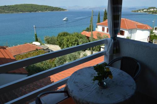 Apartments by the sea Necujam Solta - 16885 