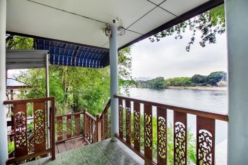 T & T Hostel Kanchanaburi - 발코니/테라스