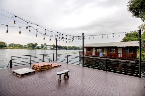 T & T Hostel Kanchanaburi - 발코니/테라스