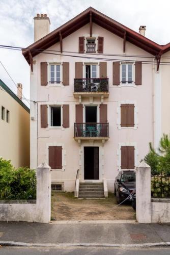 GuestReady - Cozy Apt near Cote des Basques w Parking!