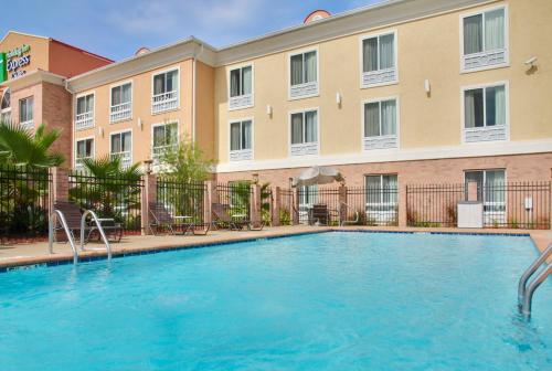 Swimming pool, Holiday Inn Express Hotel & Suites Alexandria in Alexandria (LA)