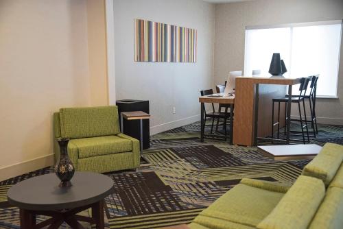 Holiday Inn Express Hotel & Suites Alexandria