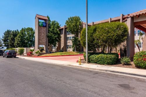 Holiday Inn Express & Suites Camarillo by IHG in Camarillo, USA