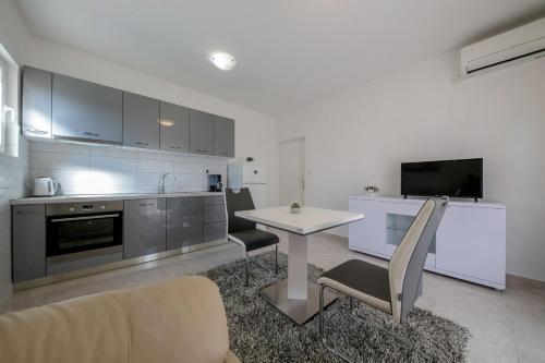 Apartments Palit Rab