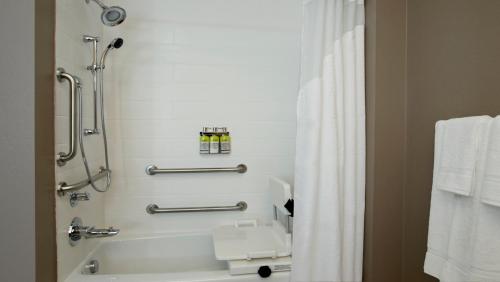 King Room with Mobility Accessible Tub - Non-Smoking