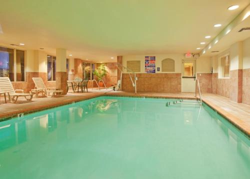 Swimming pool, Holiday Inn Express Woodland in Woodland (CA)