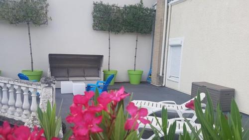 Studio privatisé avec terrasse dans maison de charme angevine