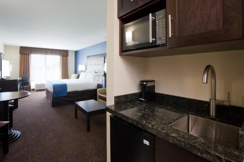 Holiday Inn Express Hotel And Suites Fort Dodge