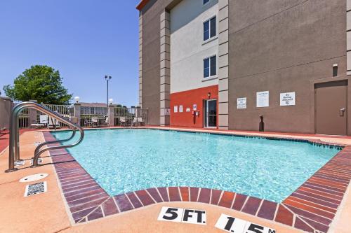 Holiday Inn Express Hotel & Suites Dallas Lewisville an IHG Hotel - image 3