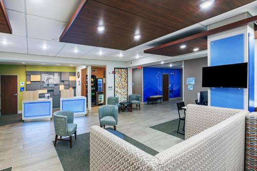 Holiday Inn Express Hotel & Suites Dallas Lewisville an IHG Hotel - main image