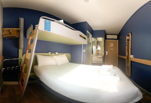 ibis budget Belfast City Centre Room Type - TRIPLE - Room with a large bed and a bunk bed