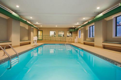 Kalamazoo Hotel and Suites - 수영장