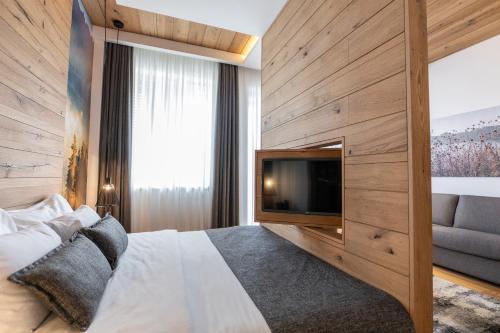 1 queen bed, 2 bunk beds, 1 sofa bed